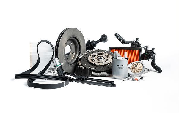 Das Bild zeigt Nissan Original Ersatzteile für Nissan Fahrzeuge, darunter Bremsbeläge, Luft- und Ölfilter sowie Keilriemen und Kupplungskomponenten für Zuverlässigkeit.